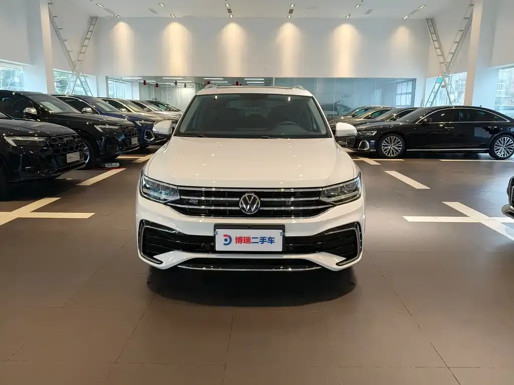 Volkswagen Tiguan L — фото 3