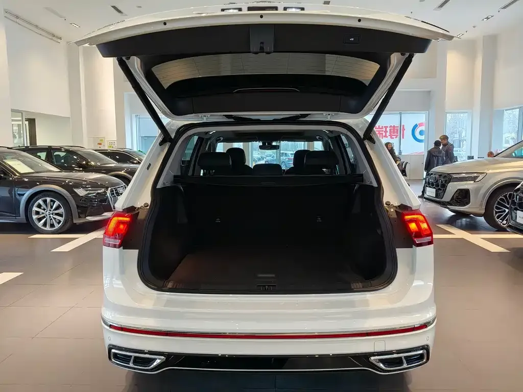 Volkswagen Tiguan L — фото 2
