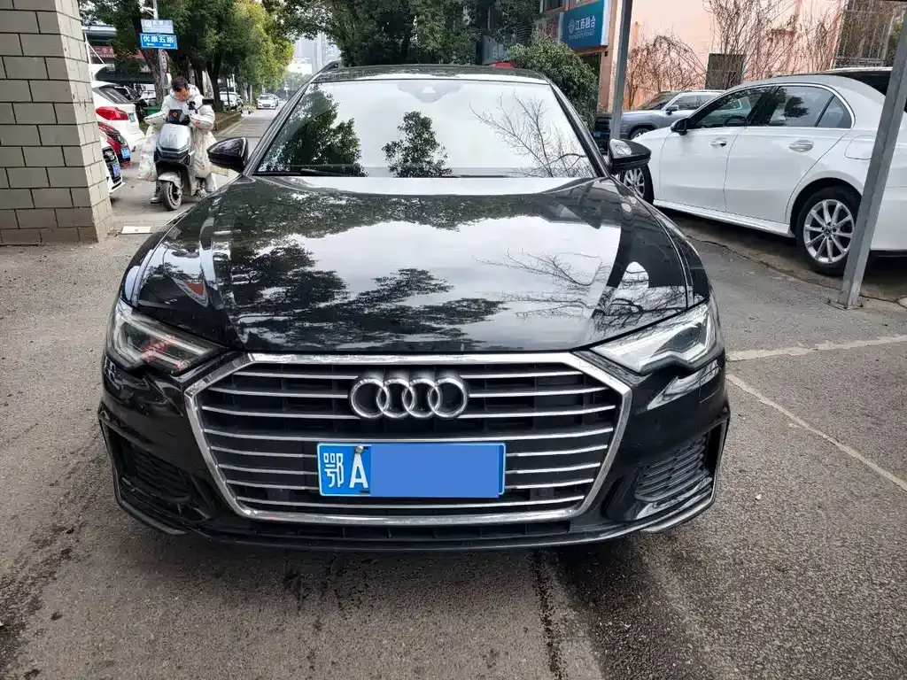 Audi A6L — фото 1