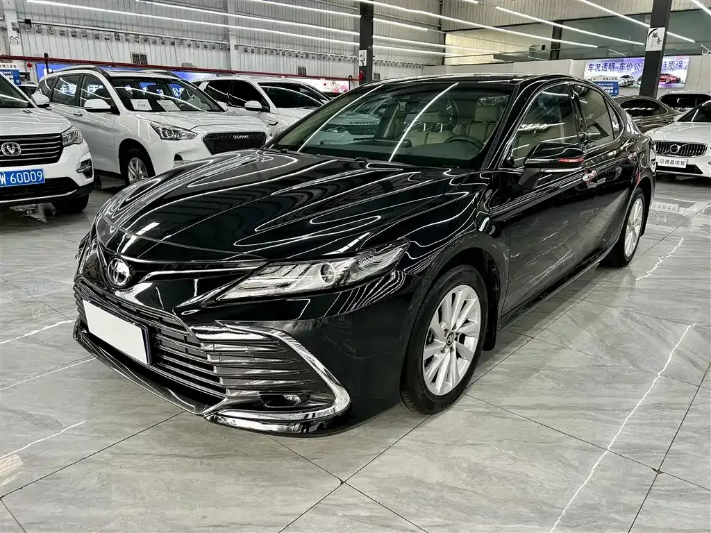 Toyota Camry — фото 1