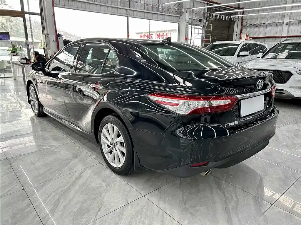 Toyota Camry — фото 5