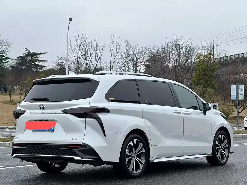 Toyota Granvia — фото 4