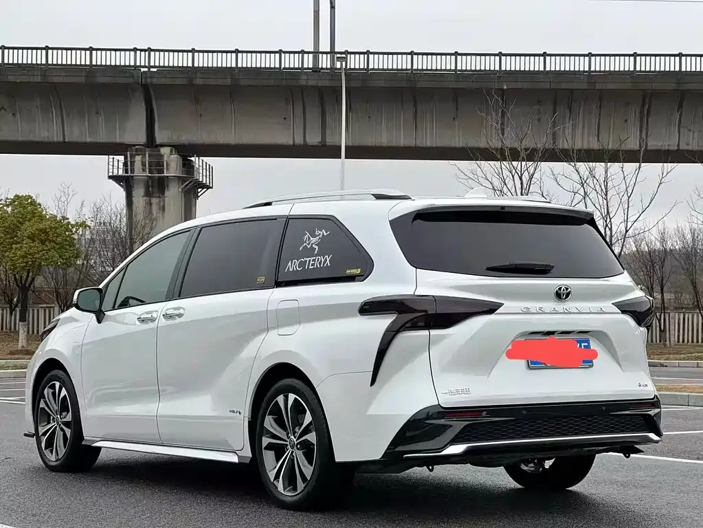 Toyota Granvia — фото 8