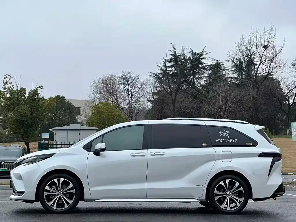 Toyota Granvia — фото 2