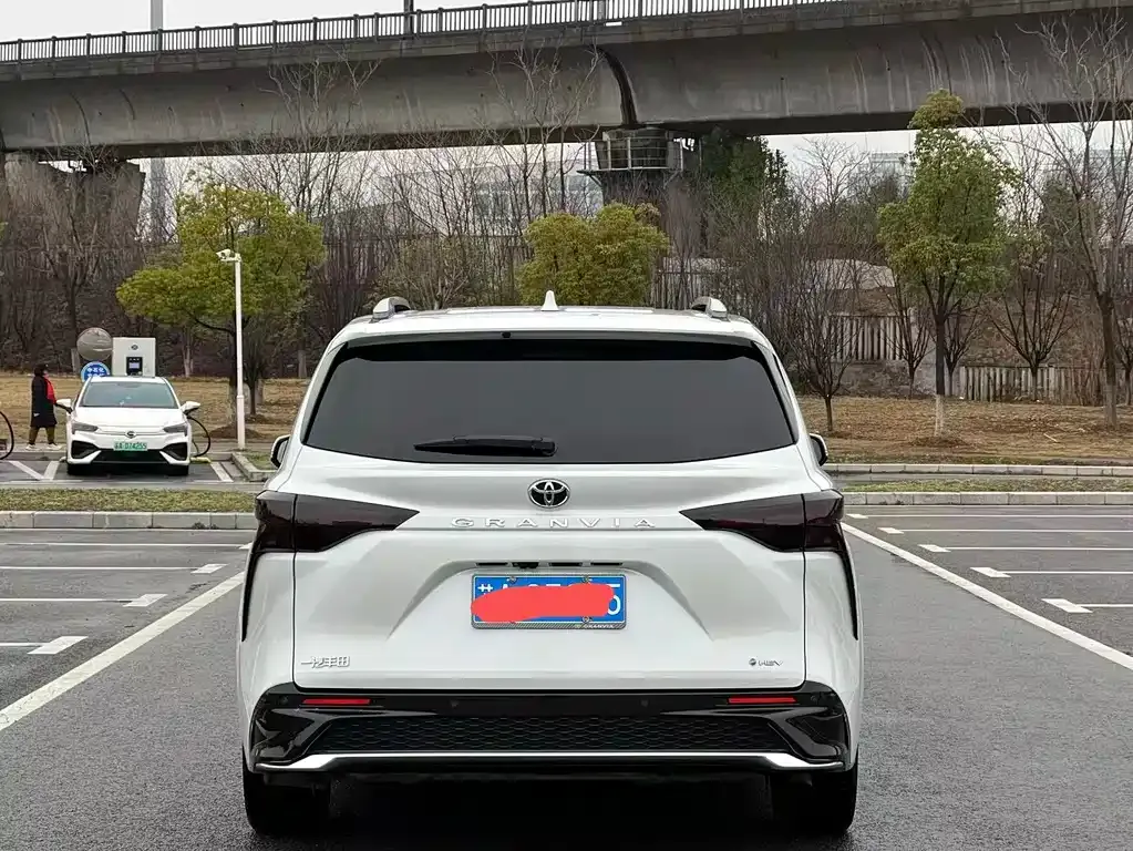 Toyota Granvia — фото 6