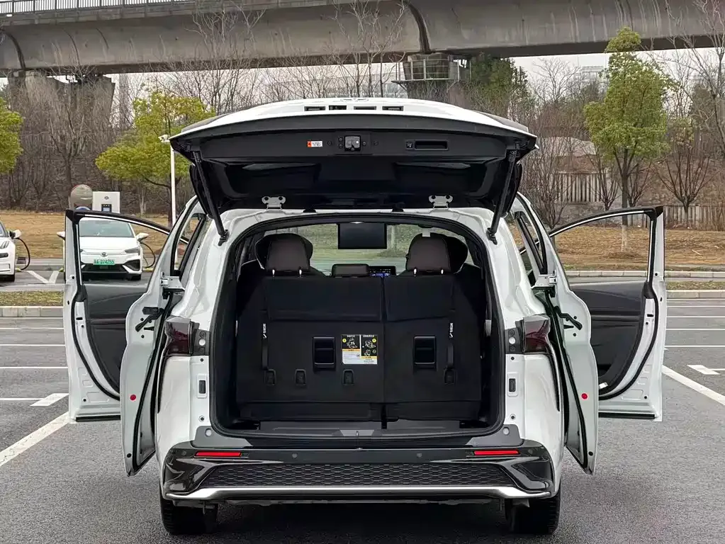 Toyota Granvia — фото 9