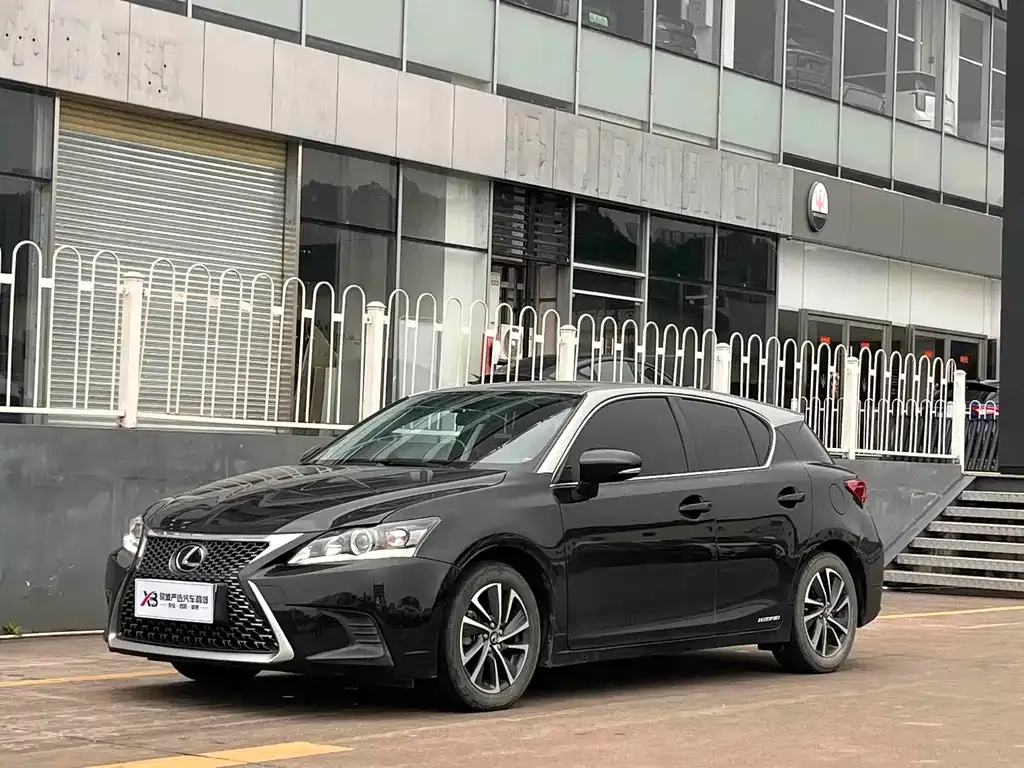 Lexus CT — фото 1