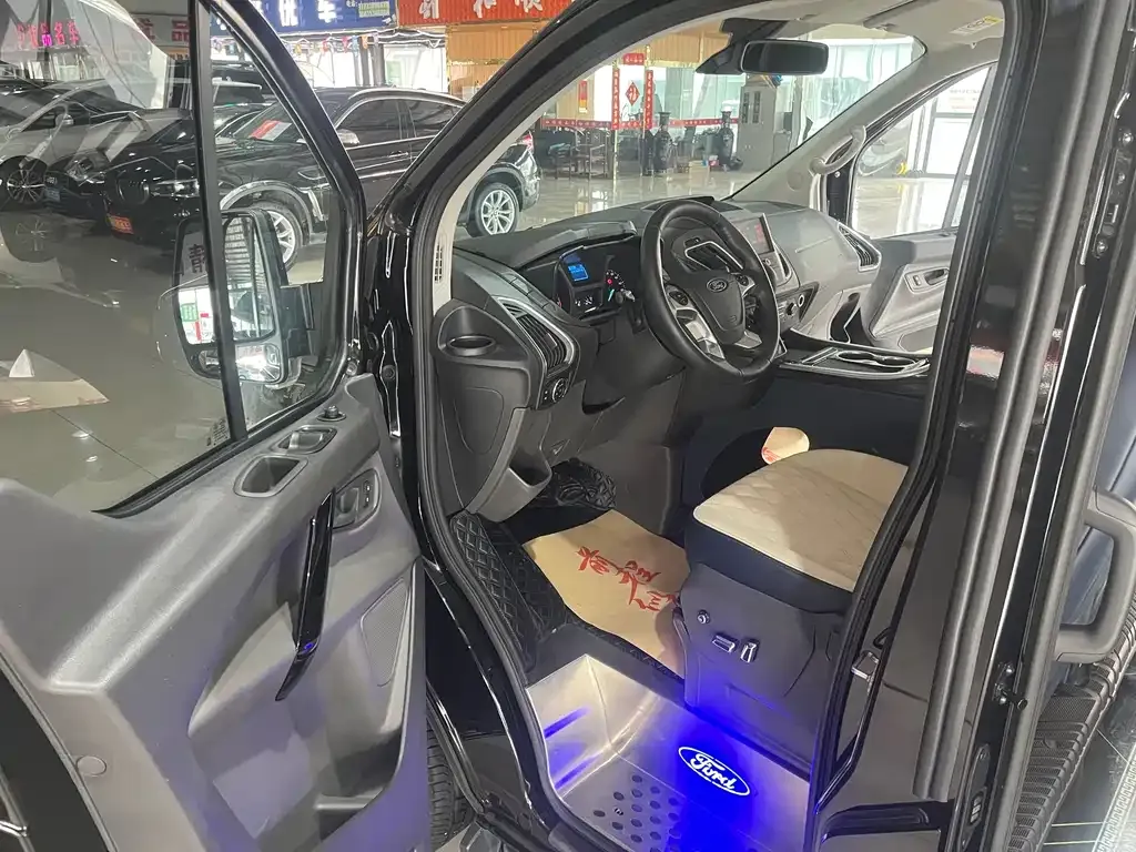 Ford Tourneo — фото 8