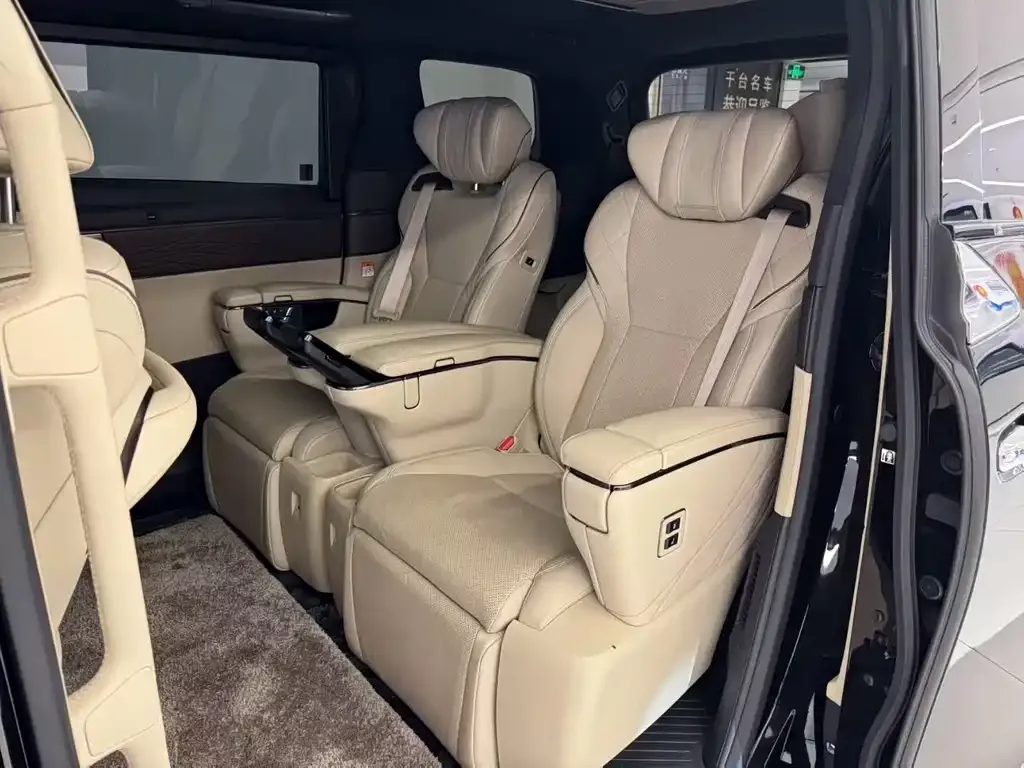 Toyota Alphard — фото 4