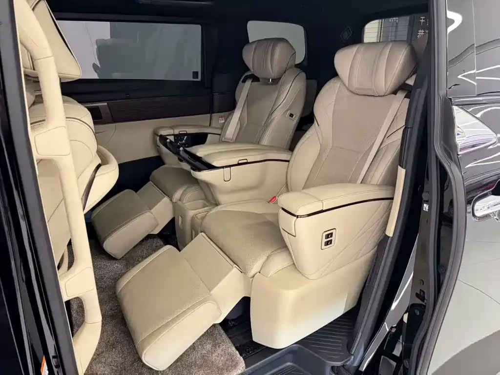 Toyota Alphard — фото 2