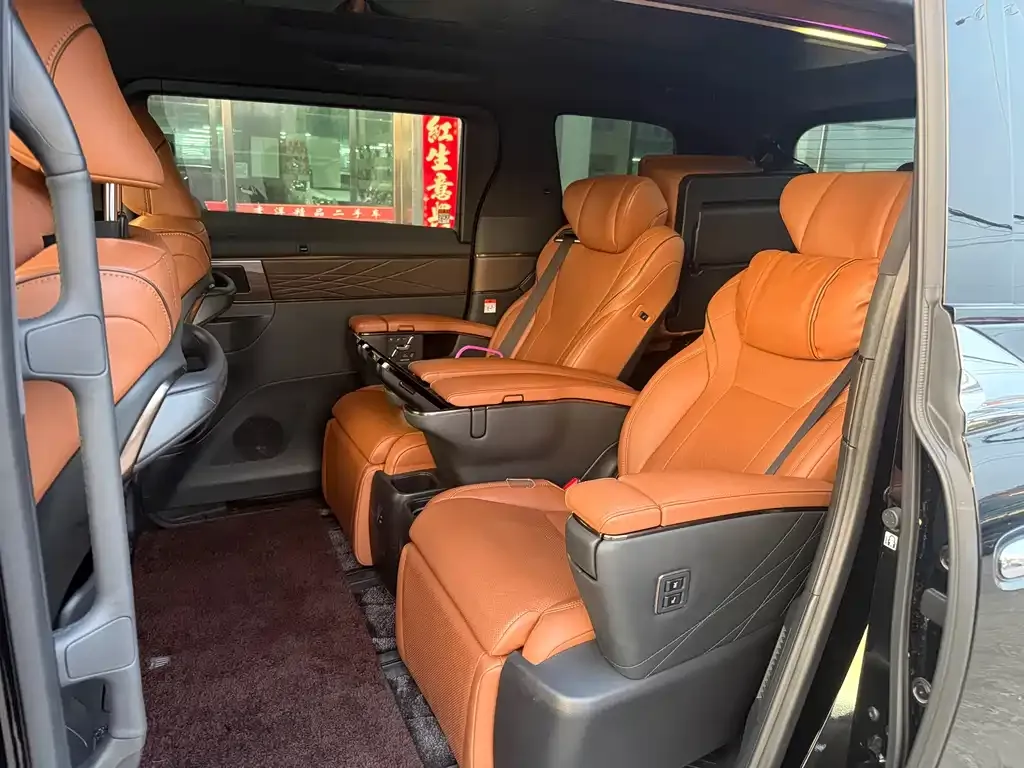 Toyota Vellfire — фото 1