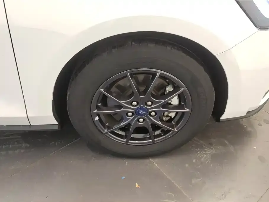 Ford Focus — фото 9
