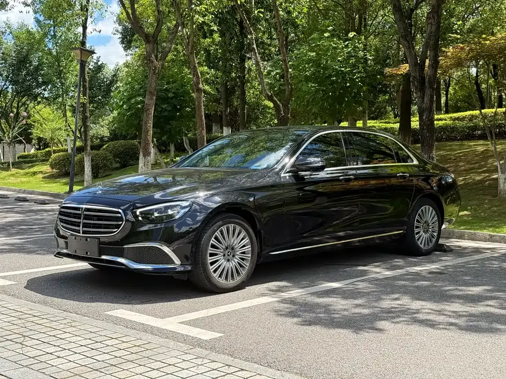 Mercedes-Benz E-Class — фото 1