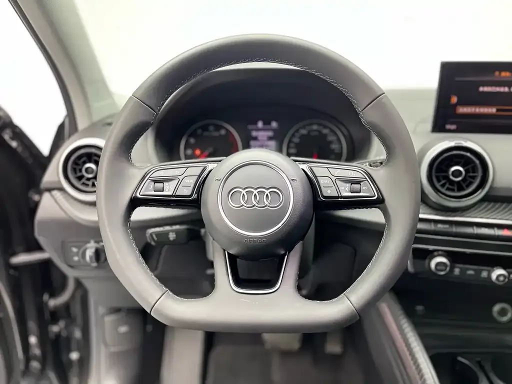 Audi Q2L — фото 5