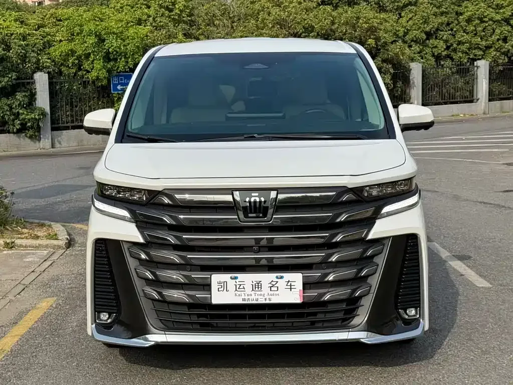 Toyota Vellfire — фото 1