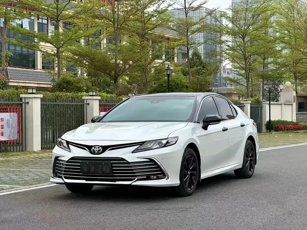 Toyota Camry — фото 1