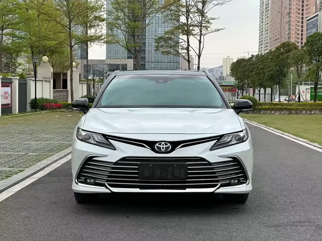 Toyota Camry — фото 2