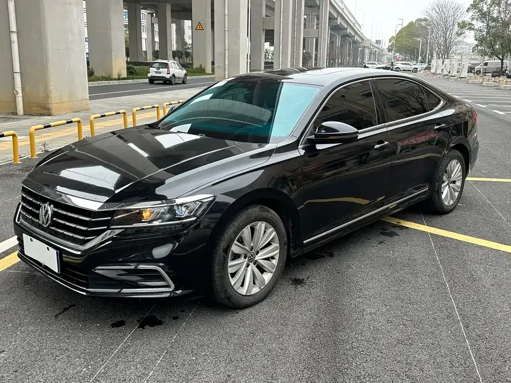 Volkswagen Passat — фото 1