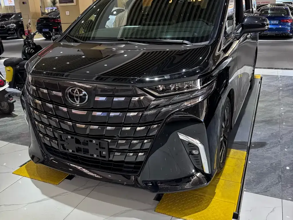 Toyota Alphard — фото 1