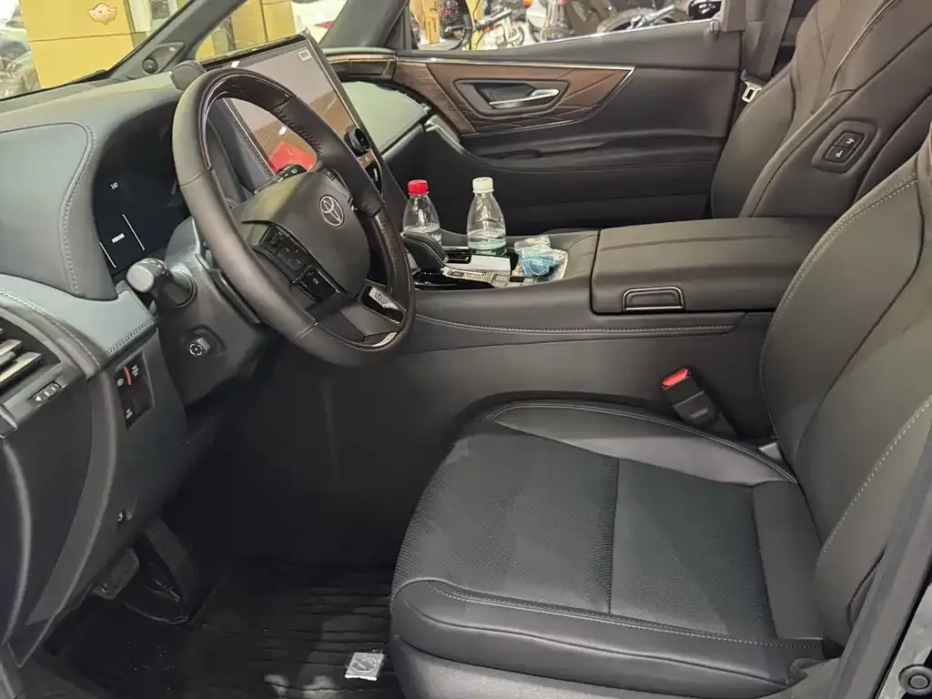 Toyota Alphard — фото 4