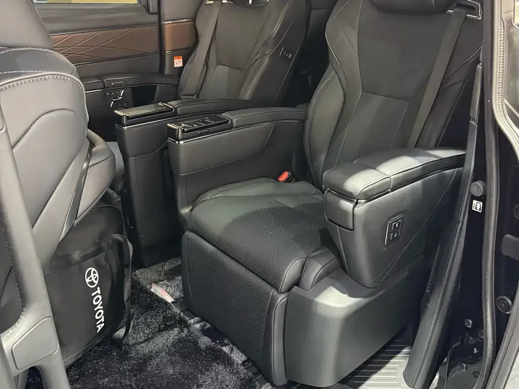 Toyota Alphard — фото 5