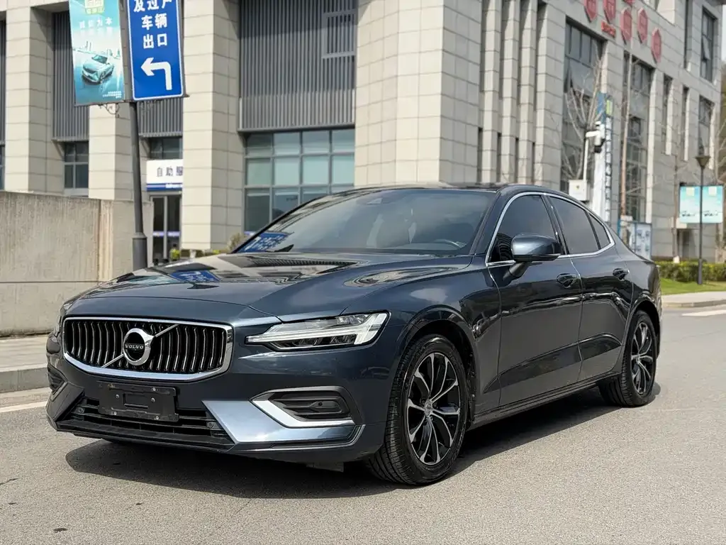 Volvo S60 — фото 1