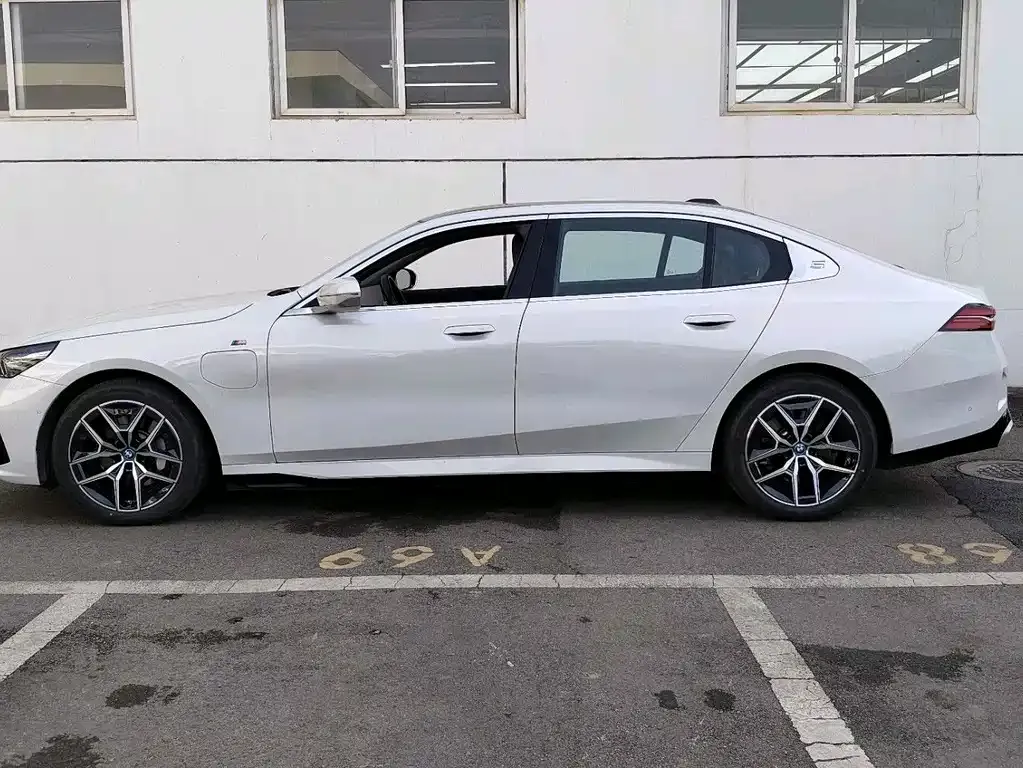 BMW i5 — фото 2