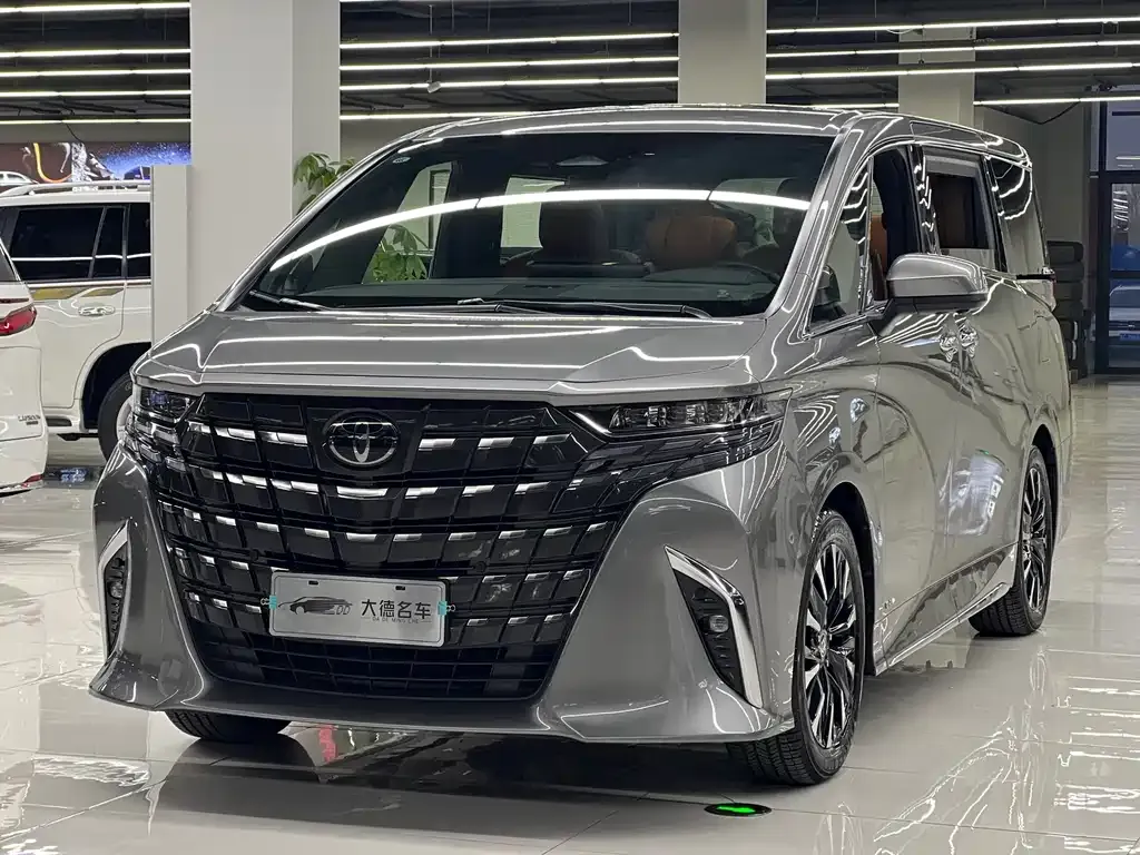 Toyota Alphard — фото 1