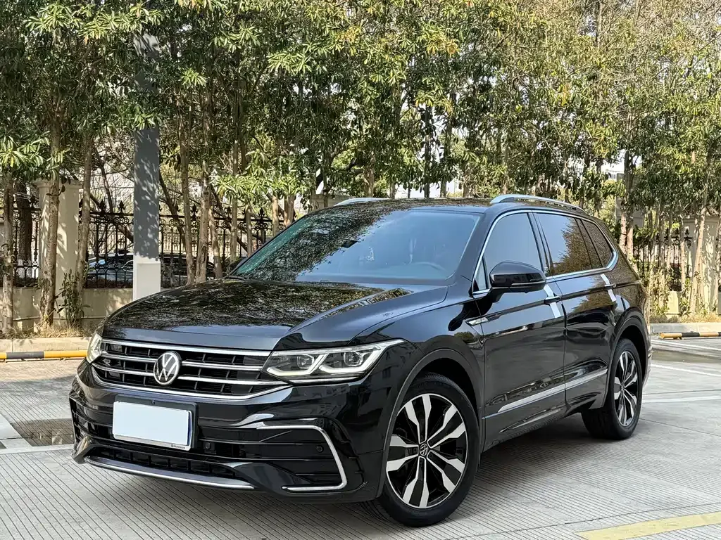 Volkswagen Tiguan L — фото 1