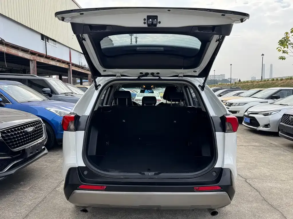 Toyota RAV4 — фото 7