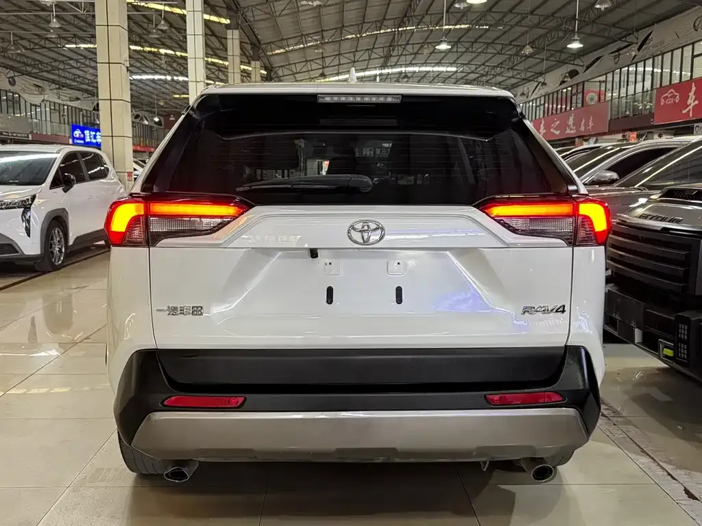 Toyota RAV4 — фото 4