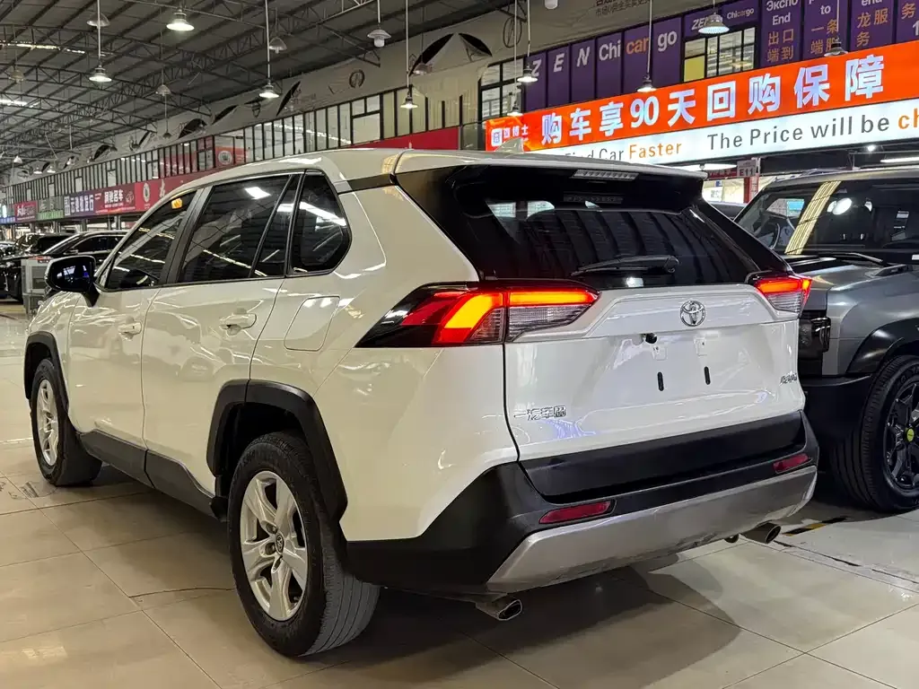 Toyota RAV4 — фото 9