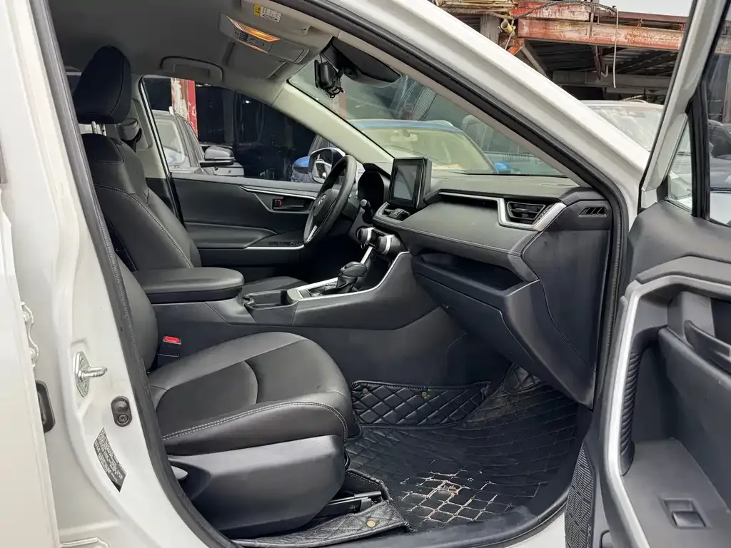 Toyota RAV4 — фото 10