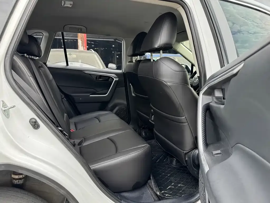 Toyota RAV4 — фото 6