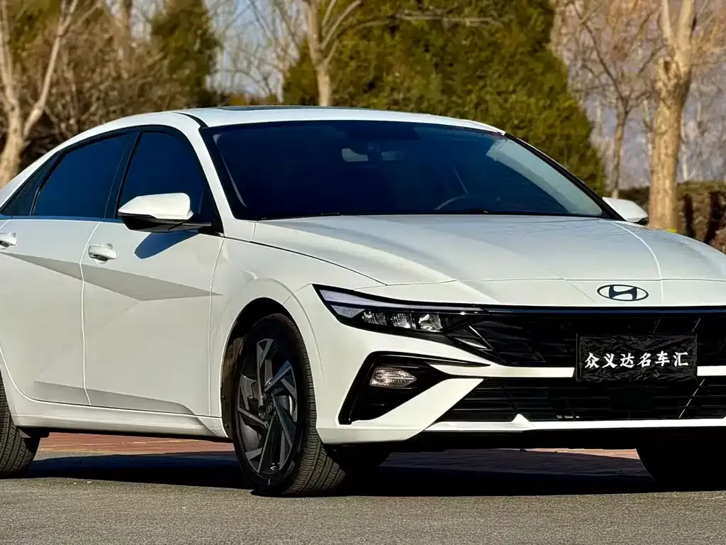 Hyundai Elantra — фото 1