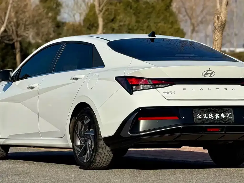 Hyundai Elantra — фото 3