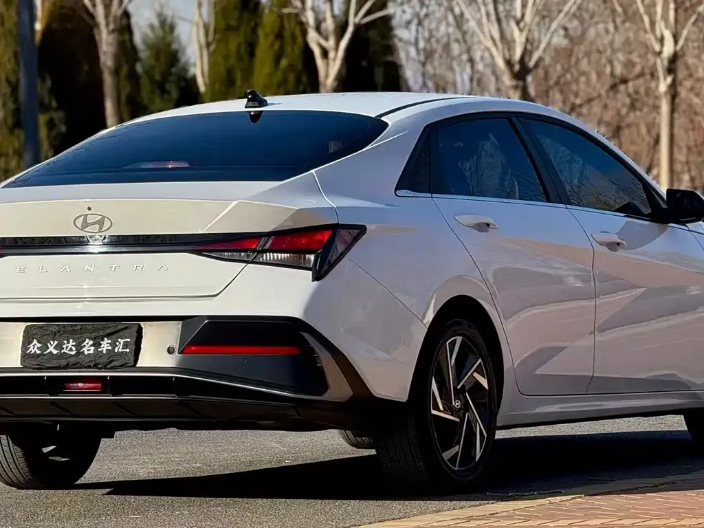 Hyundai Elantra — фото 5