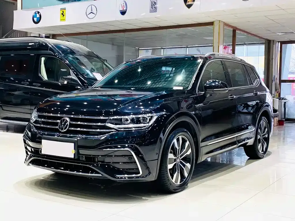 Volkswagen Tiguan L — фото 1
