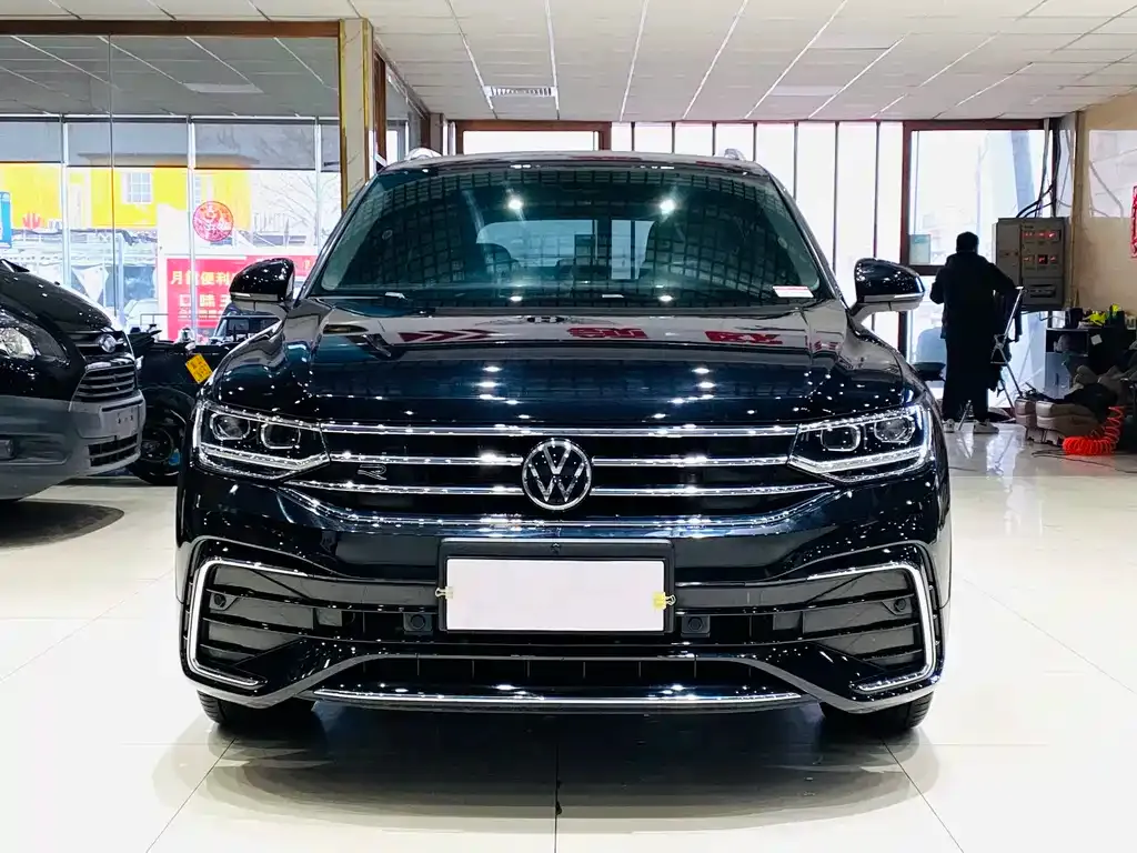 Volkswagen Tiguan L — фото 2