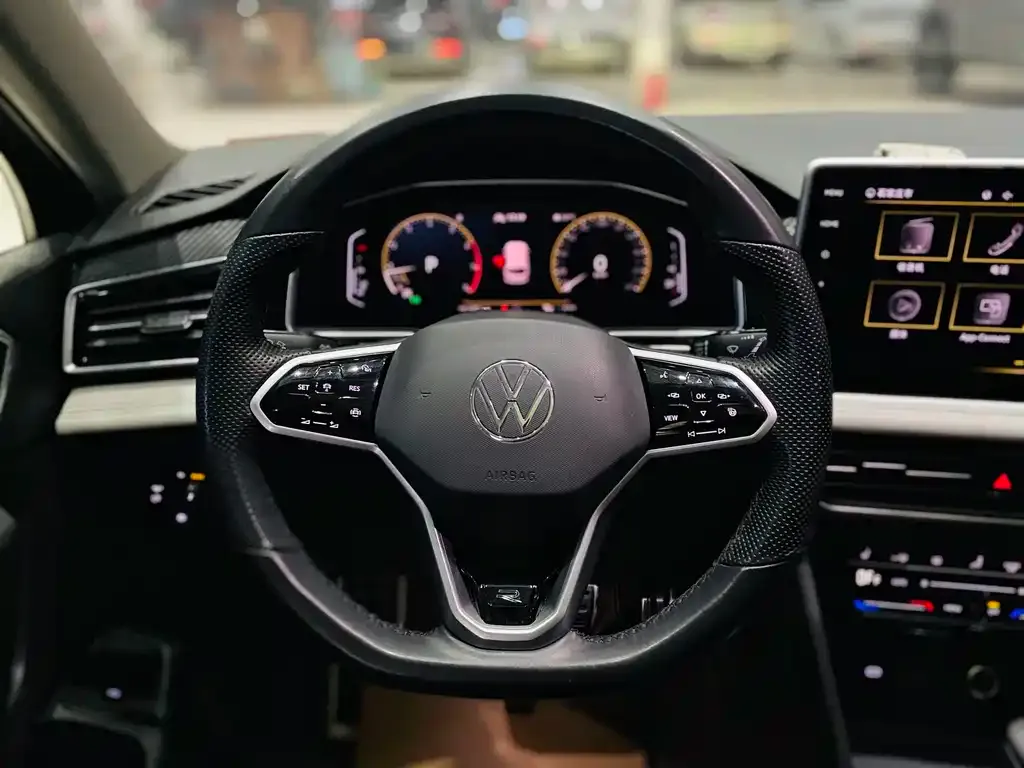 Volkswagen Tiguan L — фото 4