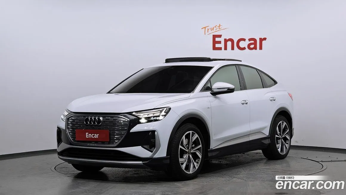 Audi Q4 e-tron — фото 1