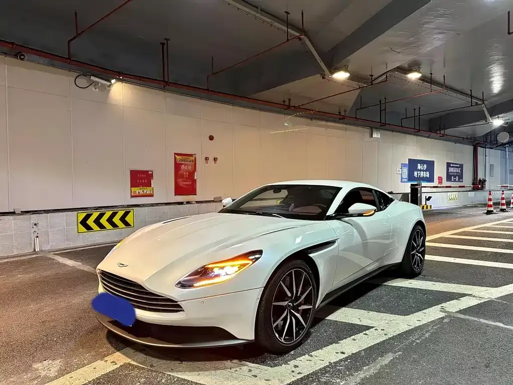 Aston Martin DB11 — фото 1