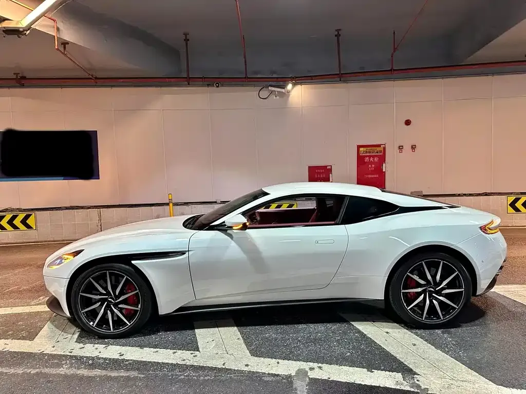 Aston Martin DB11 — фото 5