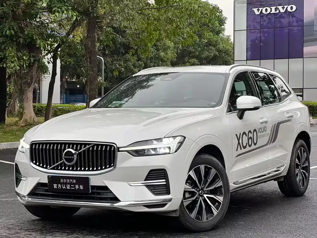 Volvo XC60 — фото 1