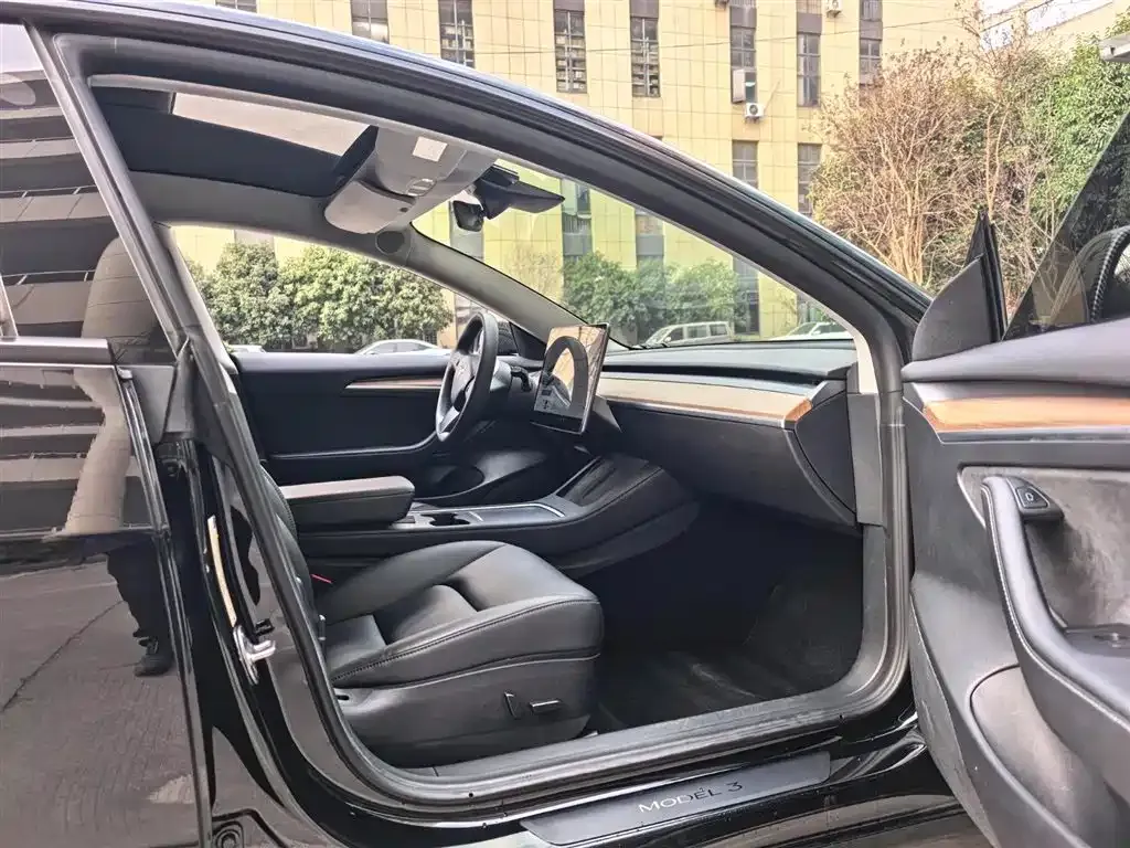 Tesla Model 3 — фото 3