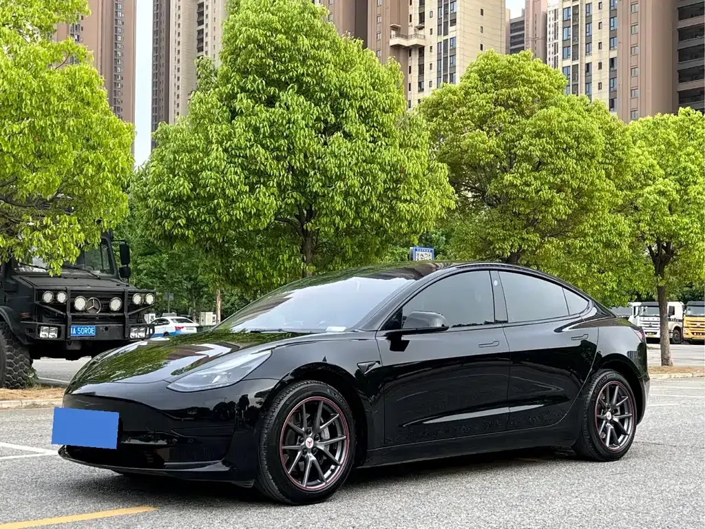 Tesla Model 3 — фото 1