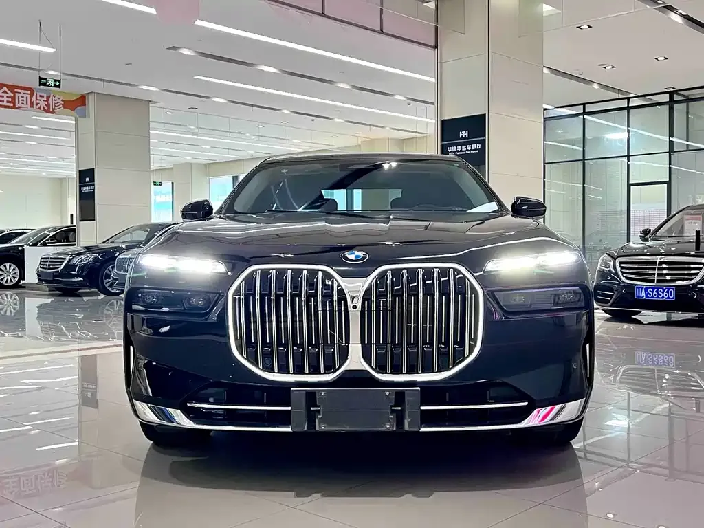 BMW 7 Series — фото 10