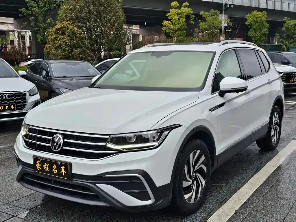 Volkswagen Tiguan L — фото 1