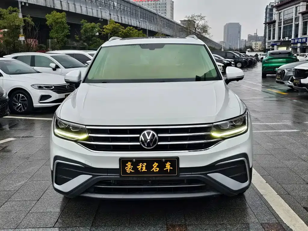 Volkswagen Tiguan L — фото 10