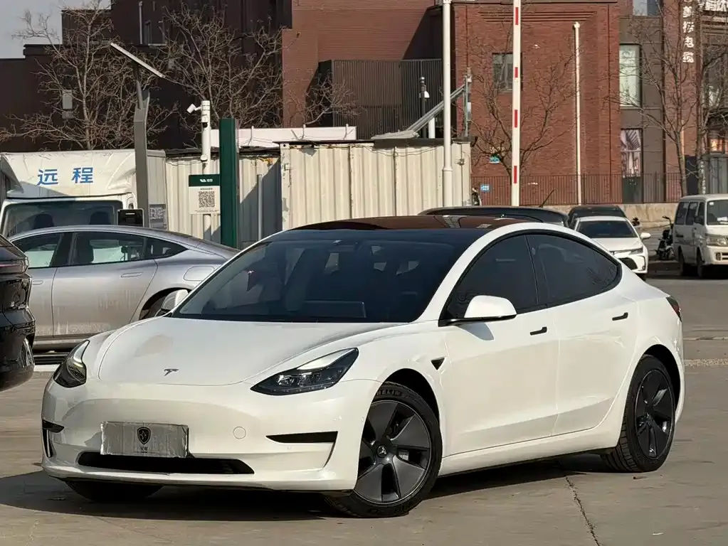 Tesla Model 3 — фото 1
